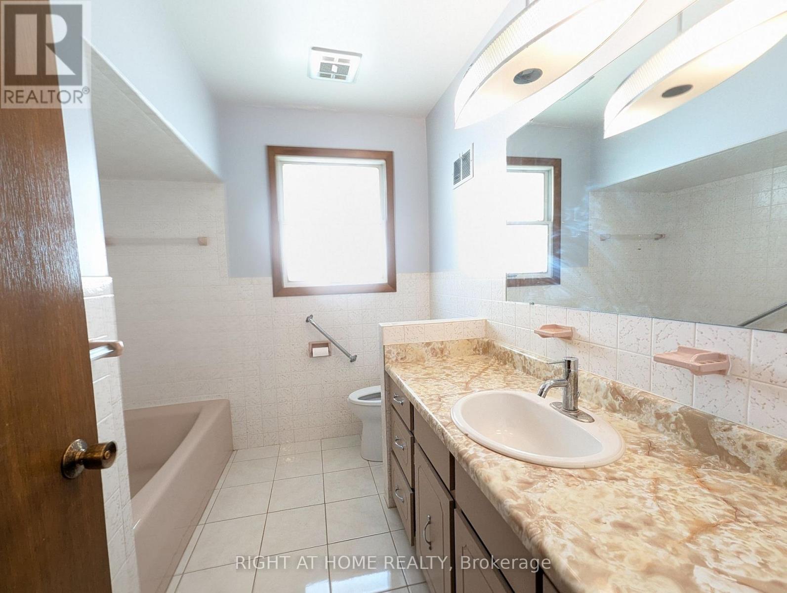 Main Floor - 716 Tulip Court, Oshawa, Ontario  L1G 3C6 - Photo 30 - E13833256