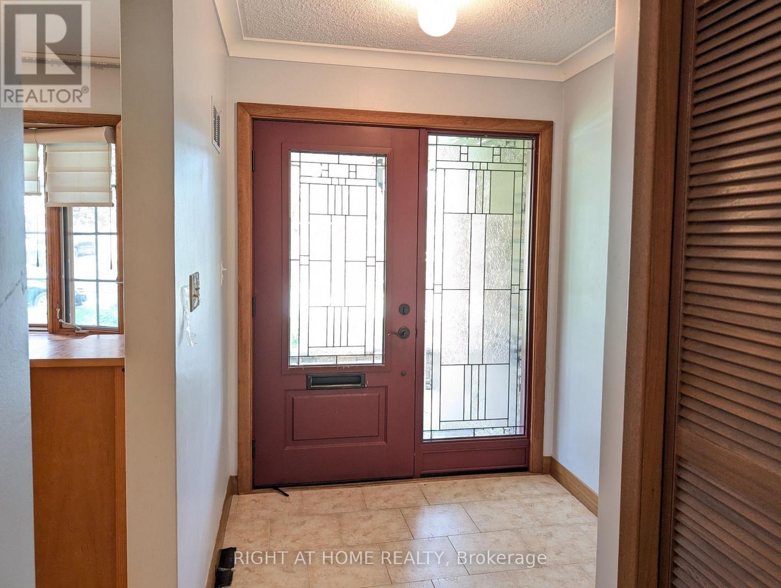 Main Floor - 716 Tulip Court, Oshawa, Ontario  L1G 3C6 - Photo 4 - E13833256