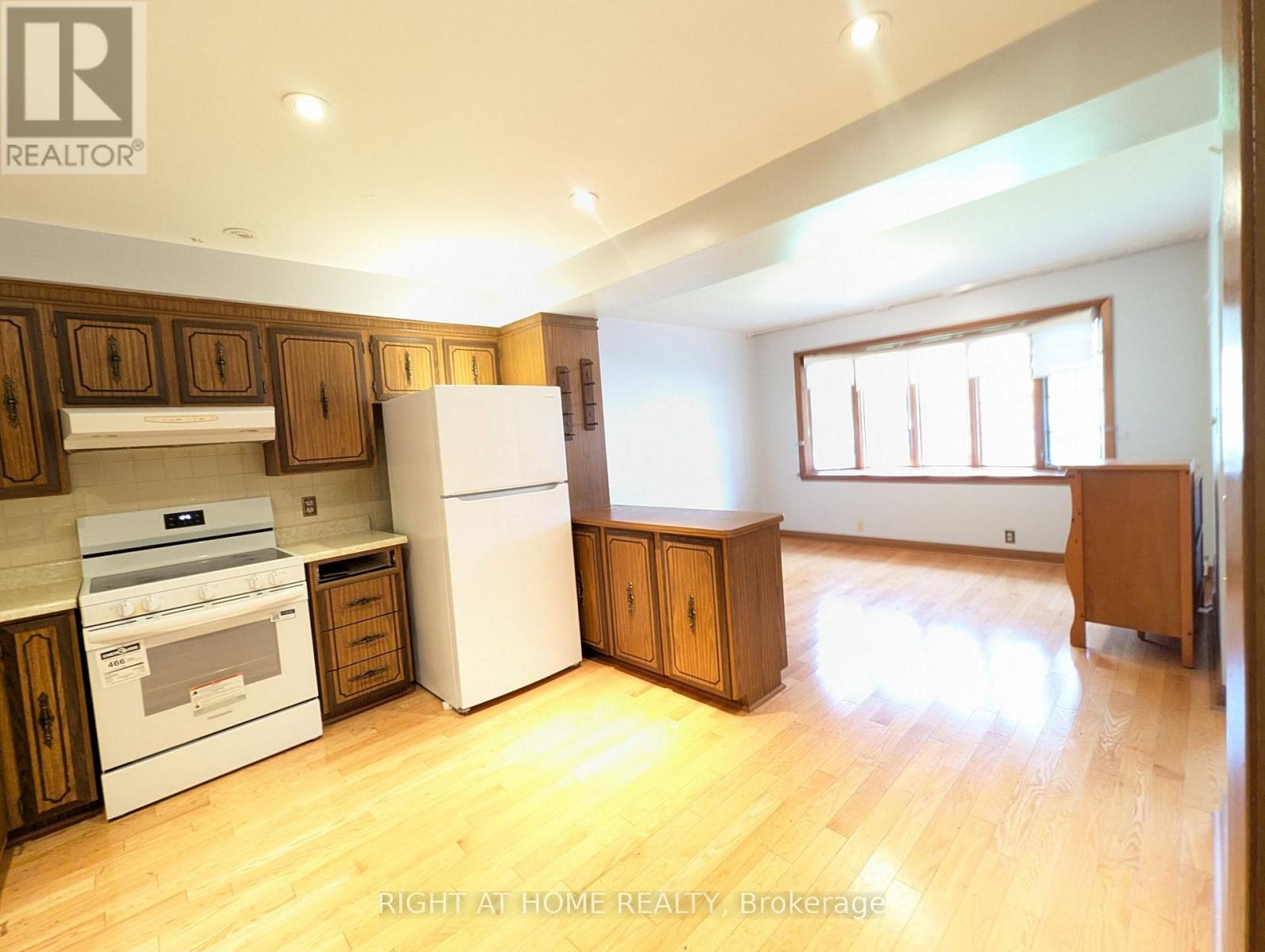 Main Floor - 716 Tulip Court, Oshawa, Ontario  L1G 3C6 - Photo 8 - E13833256