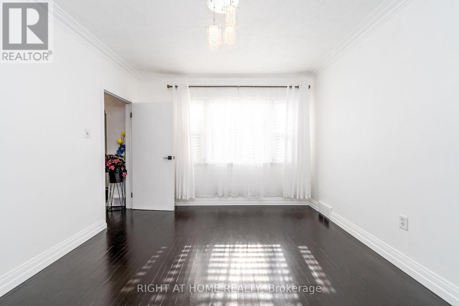 Bi-Level Unit - 105 Glenridge Avenue, St. Catharines, Ontario  L2R 4X5 - Photo 2 - X13833268