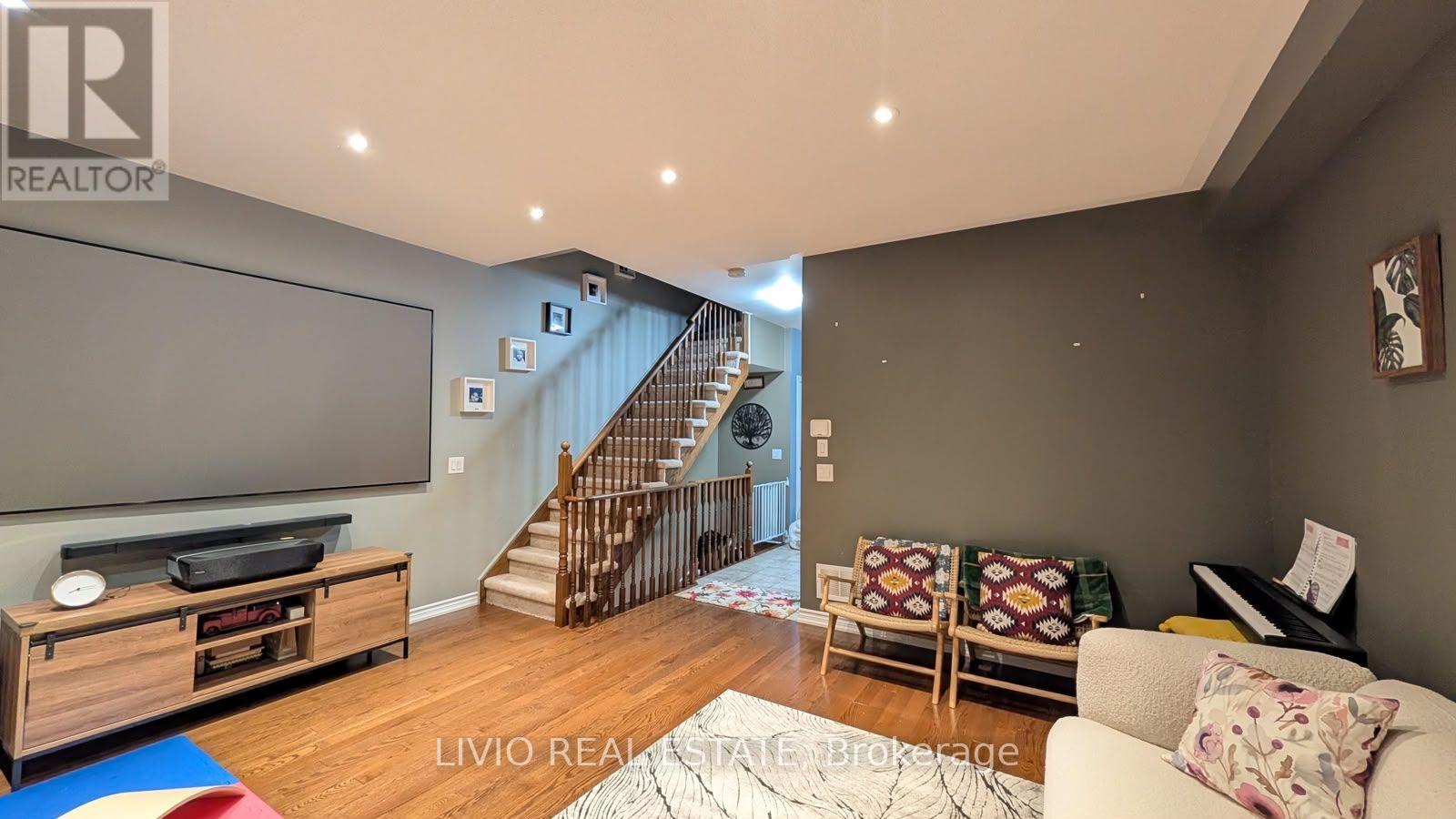 157 Cedar Lake Crescent, Brampton, Ontario L6Y 0P9 - Photo 5 - W13831426