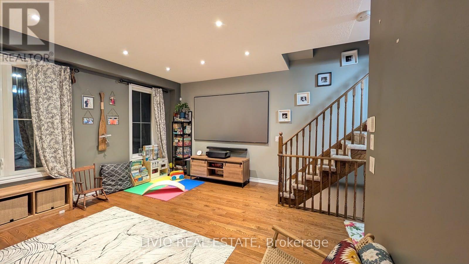 157 Cedar Lake Crescent, Brampton, Ontario L6Y 0P9 - Photo 4 - W13831426