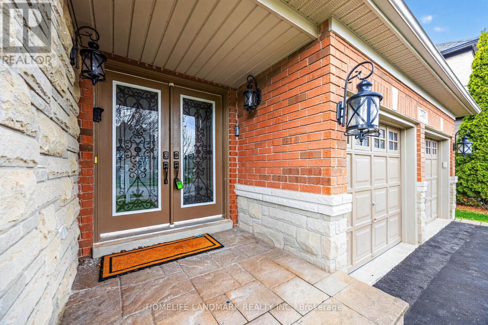 2481 Whistling Springs Crescent, Oakville, Ontario  L6M 5G3 - Photo 2 - W13833300