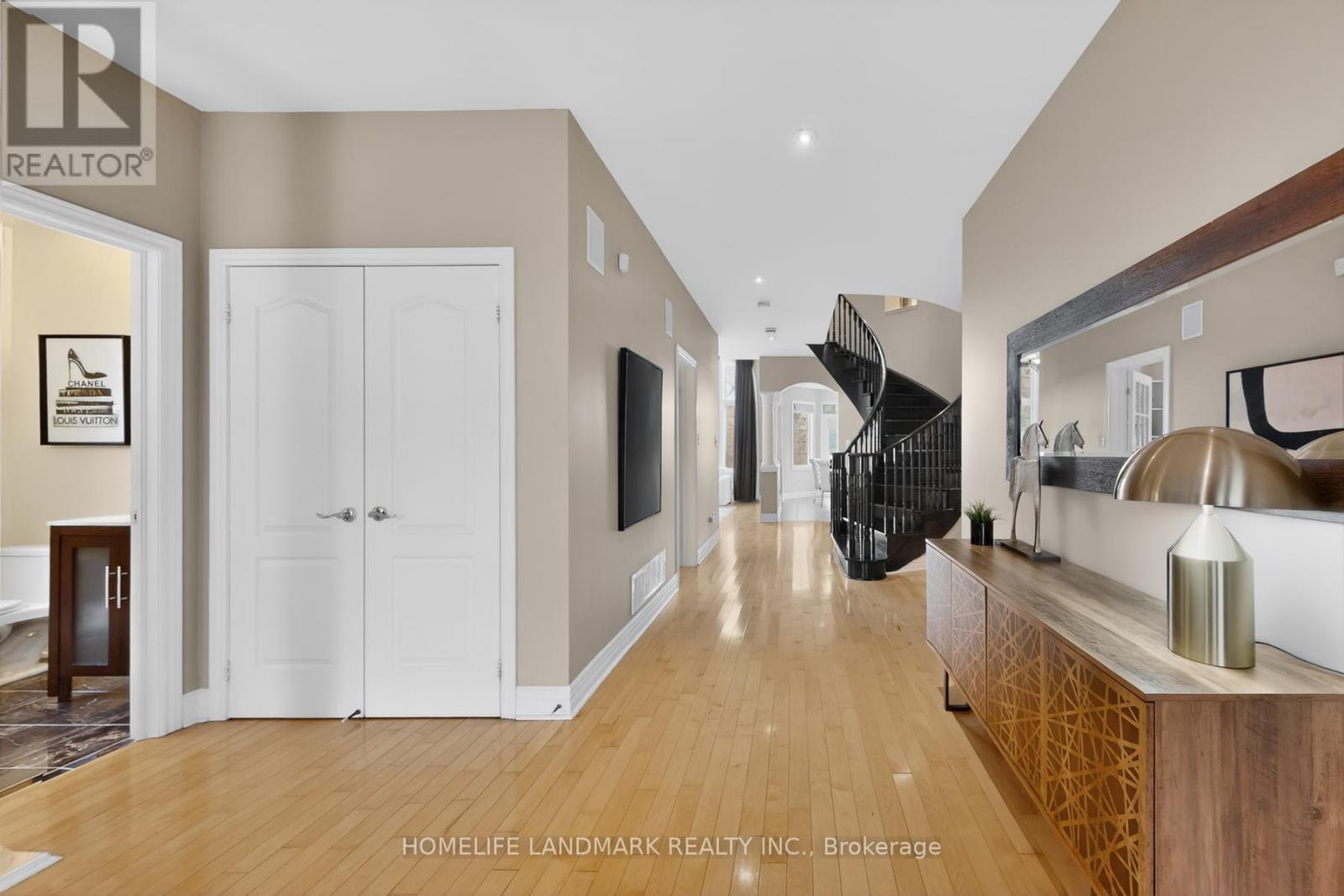 2481 Whistling Springs Crescent, Oakville, Ontario  L6M 5G3 - Photo 5 - W13833300