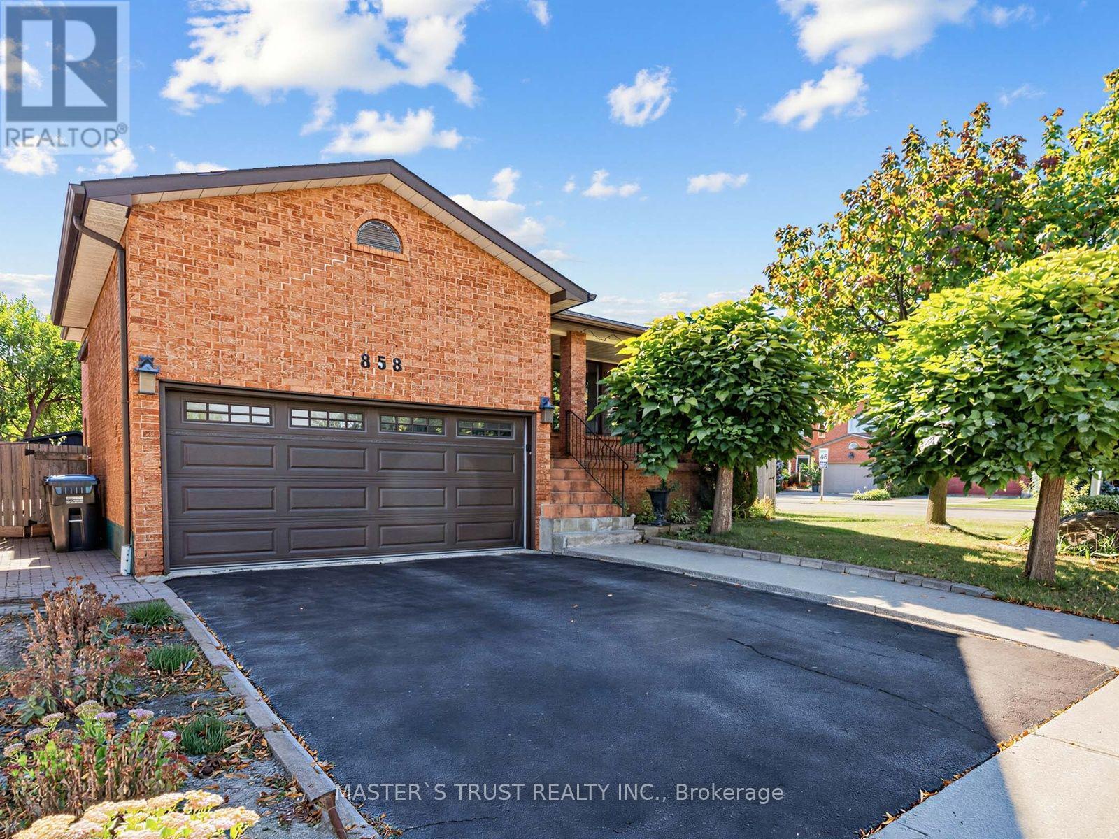 858 Wetherby Lane, Mississauga, Ontario  L4W 4S9 - Photo 2 - W13833316