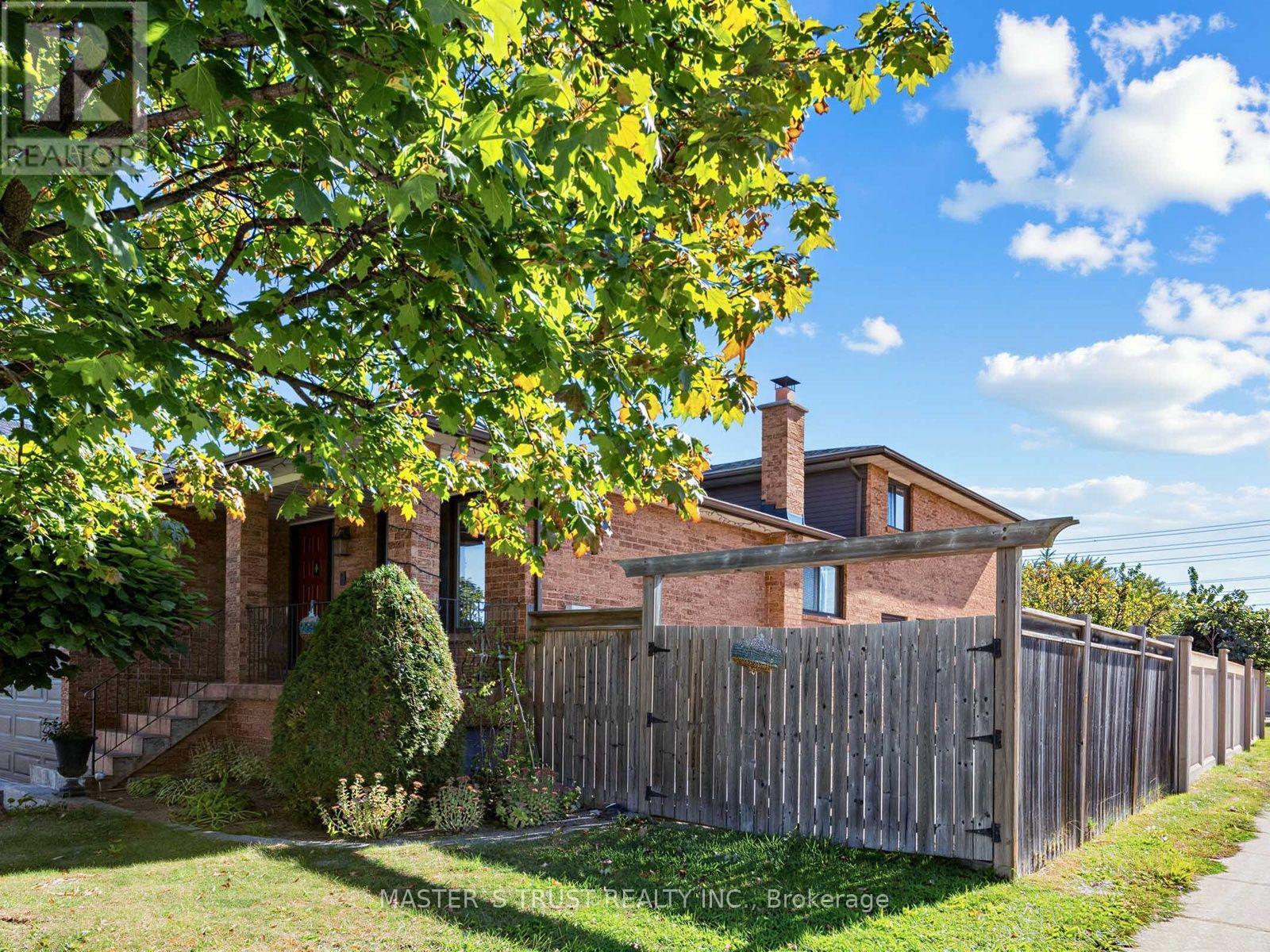 858 Wetherby Lane, Mississauga, Ontario  L4W 4S9 - Photo 3 - W13833316