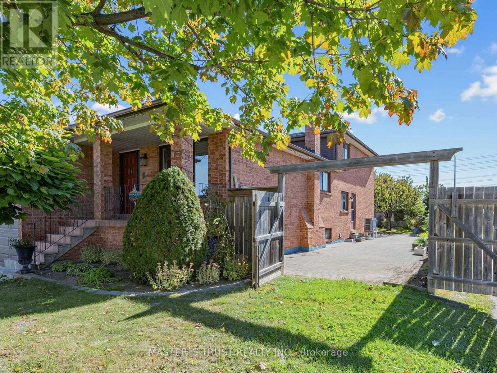 858 Wetherby Lane, Mississauga, Ontario  L4W 4S9 - Photo 4 - W13833316