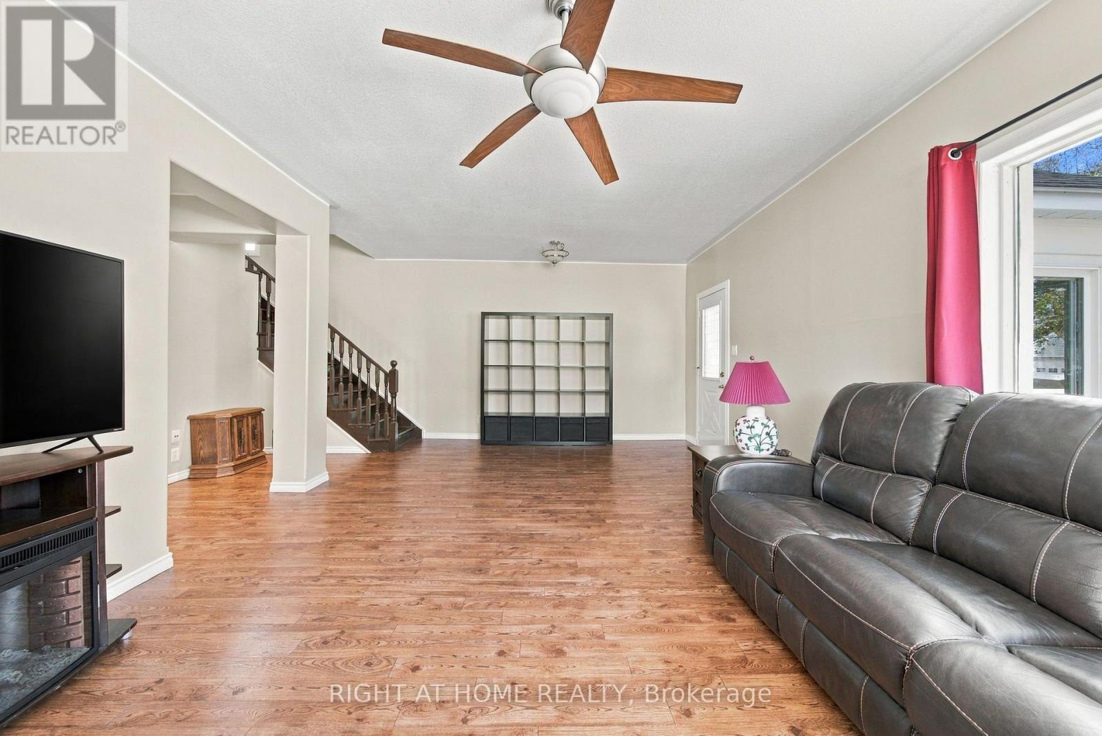 8 Maria Street, Penetanguishene, Ontario  L9M 1L6 - Photo 10 - S13833328