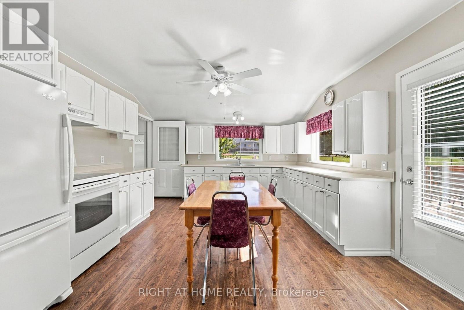 8 Maria Street, Penetanguishene, Ontario  L9M 1L6 - Photo 18 - S13833328