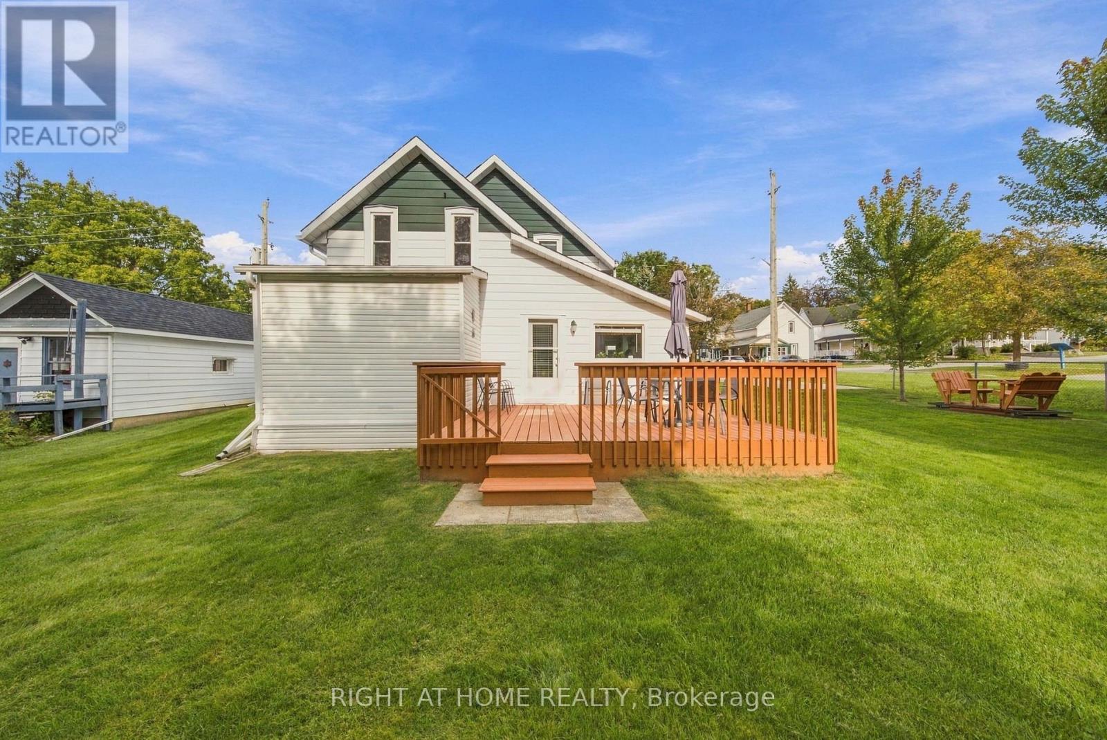 8 Maria Street, Penetanguishene, Ontario  L9M 1L6 - Photo 37 - S13833328