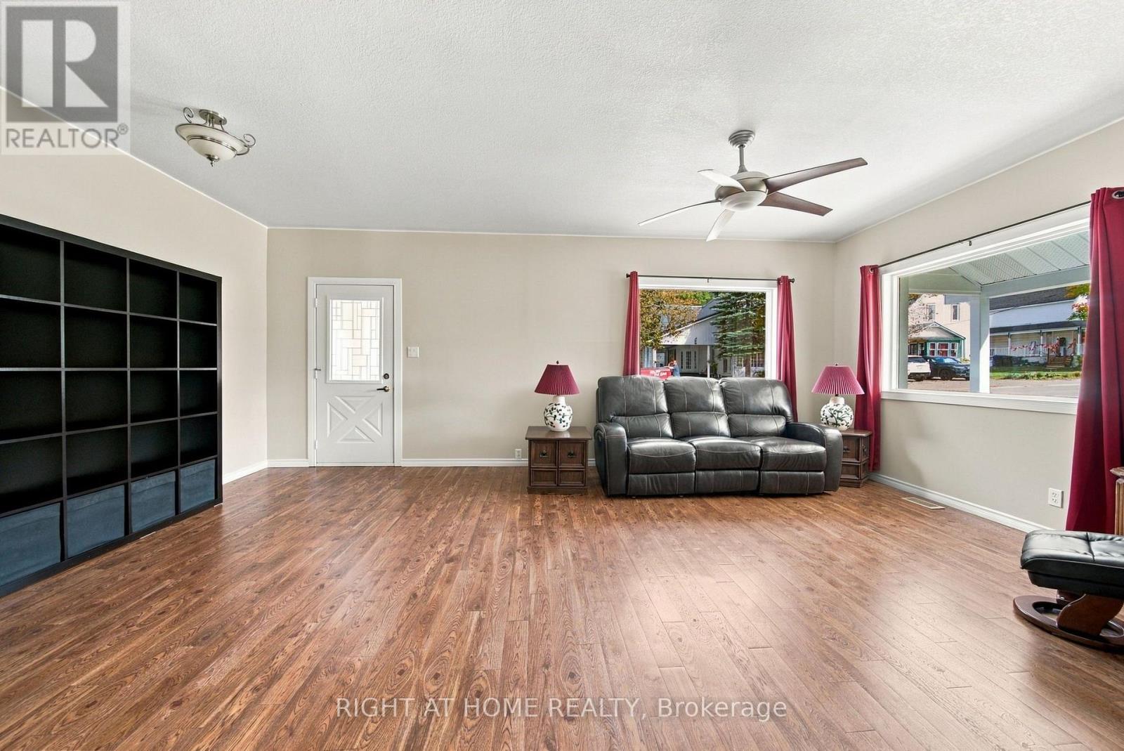 8 Maria Street, Penetanguishene, Ontario  L9M 1L6 - Photo 9 - S13833328