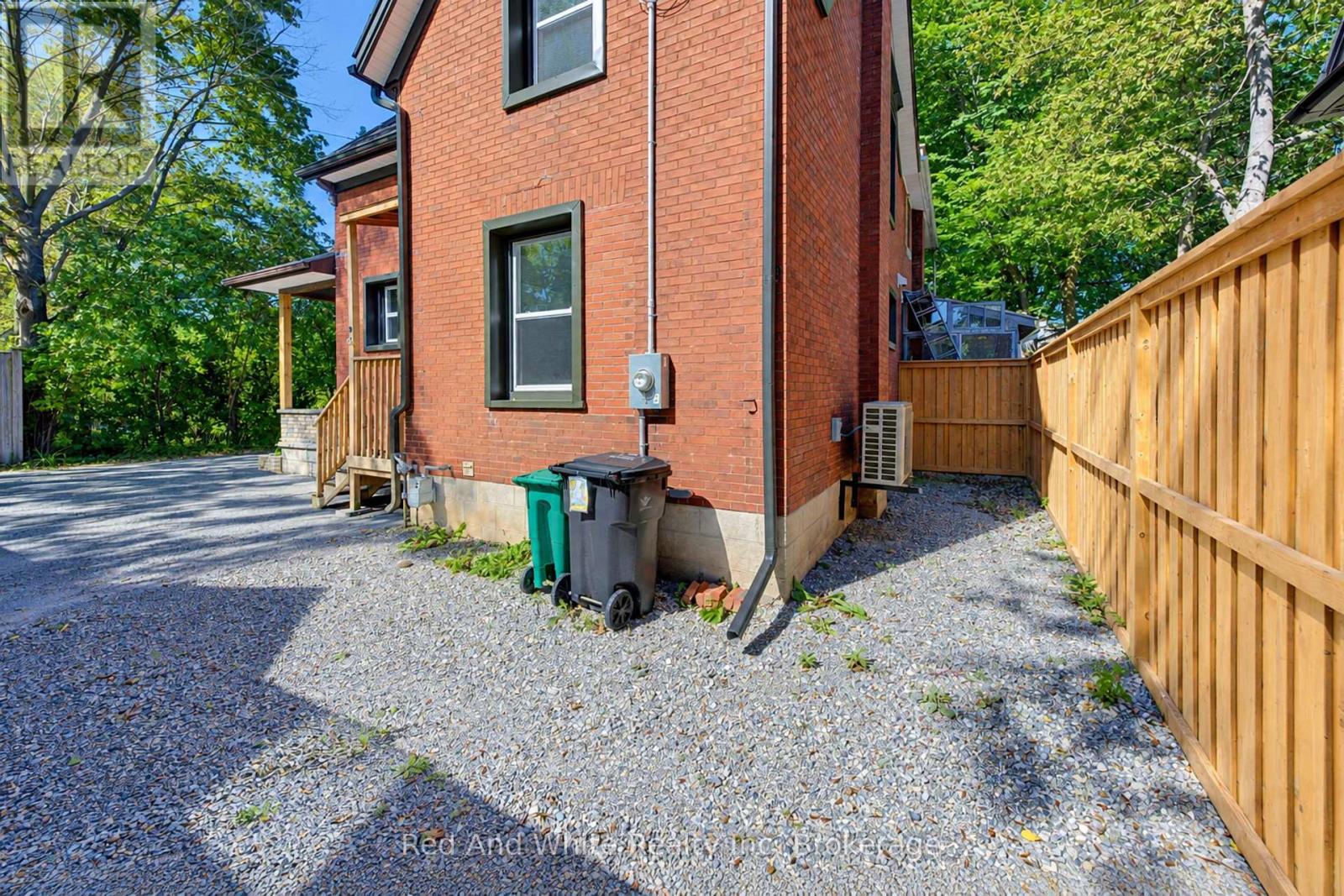 18 Miehm Place, Kitchener, Ontario N2H 2K9 - Photo 4 - X13833506