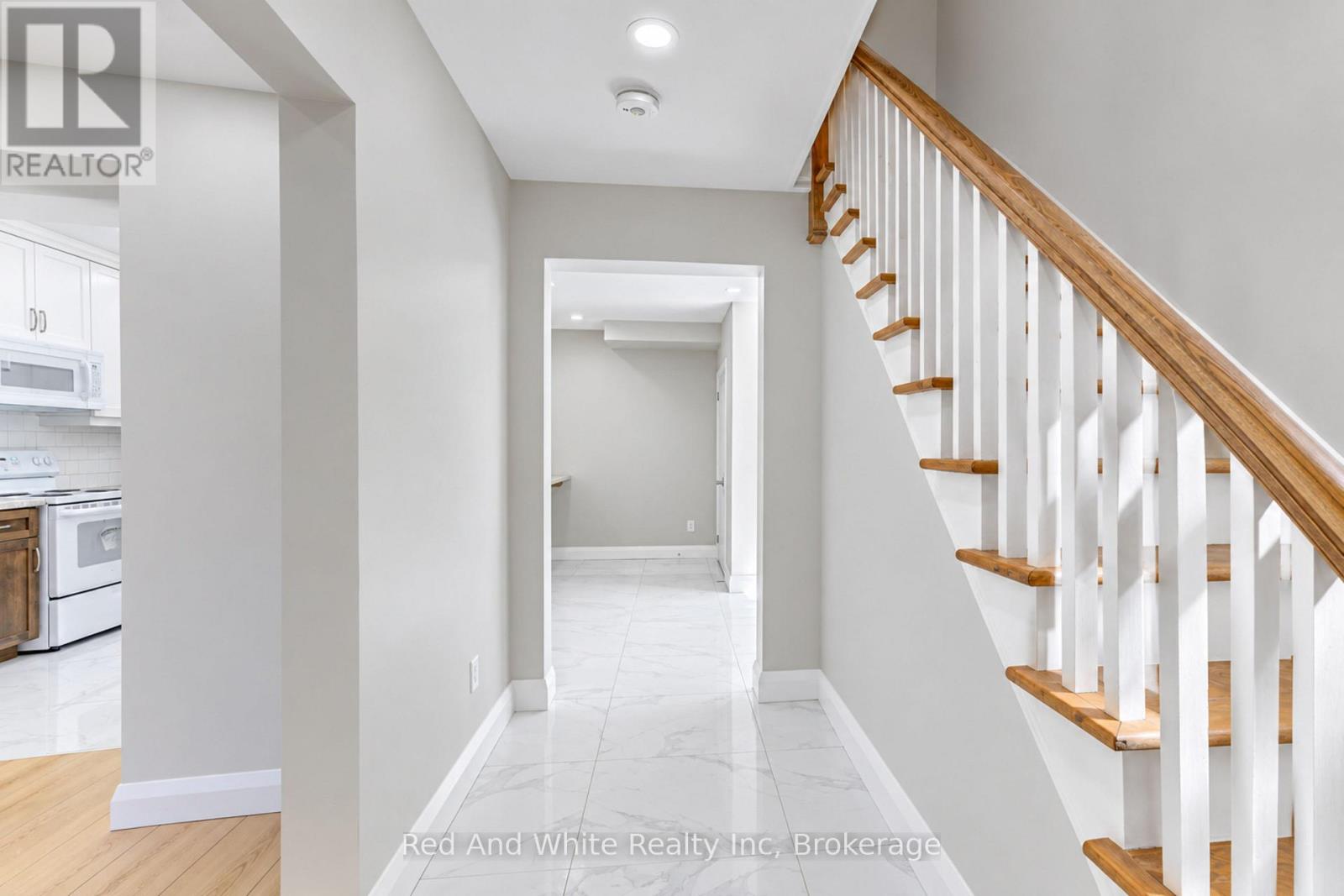 18 Miehm Place, Kitchener, Ontario N2H 2K9 - Photo 6 - X13833506