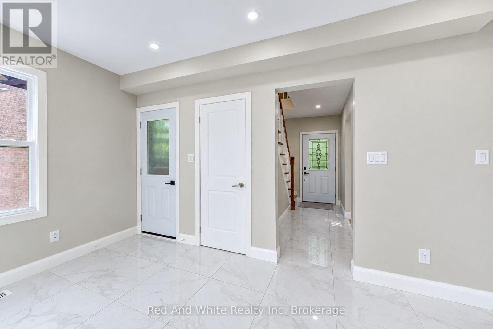 18 Miehm Place, Kitchener, Ontario N2H 2K9 - Photo 8 - X13833506