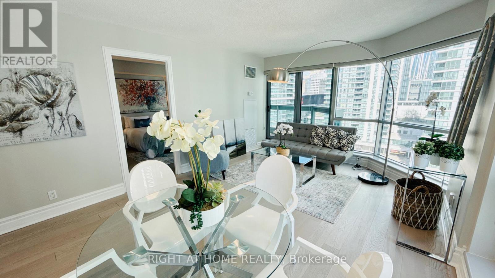 1012 - 10 QUEENS QUAY W