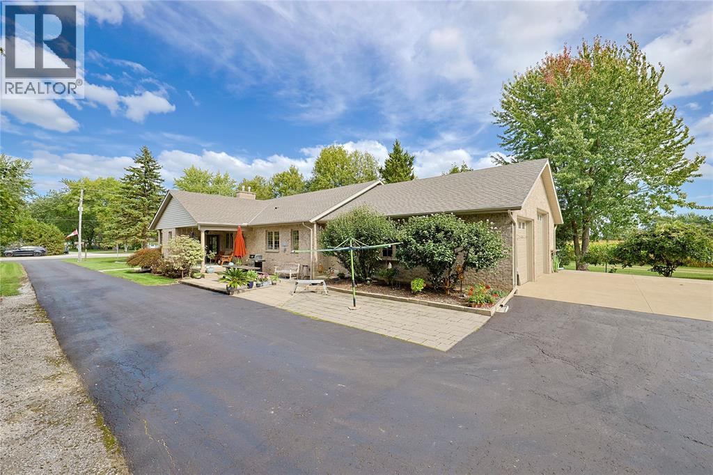 5121 Lakeshore Road, Plympton-Wyoming, Ontario  N0N 1J6 - Photo 14 - 26022698