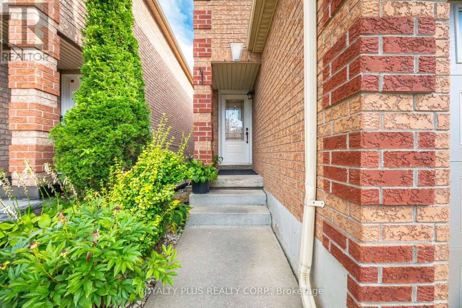 77 Arthurs Crescent, Brampton, Ontario  L6Y 4Y3 - Photo 4 - W13833480
