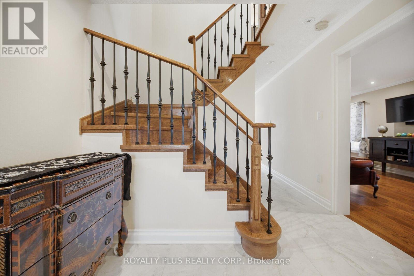 77 Arthurs Crescent, Brampton, Ontario  L6Y 4Y3 - Photo 5 - W13833480