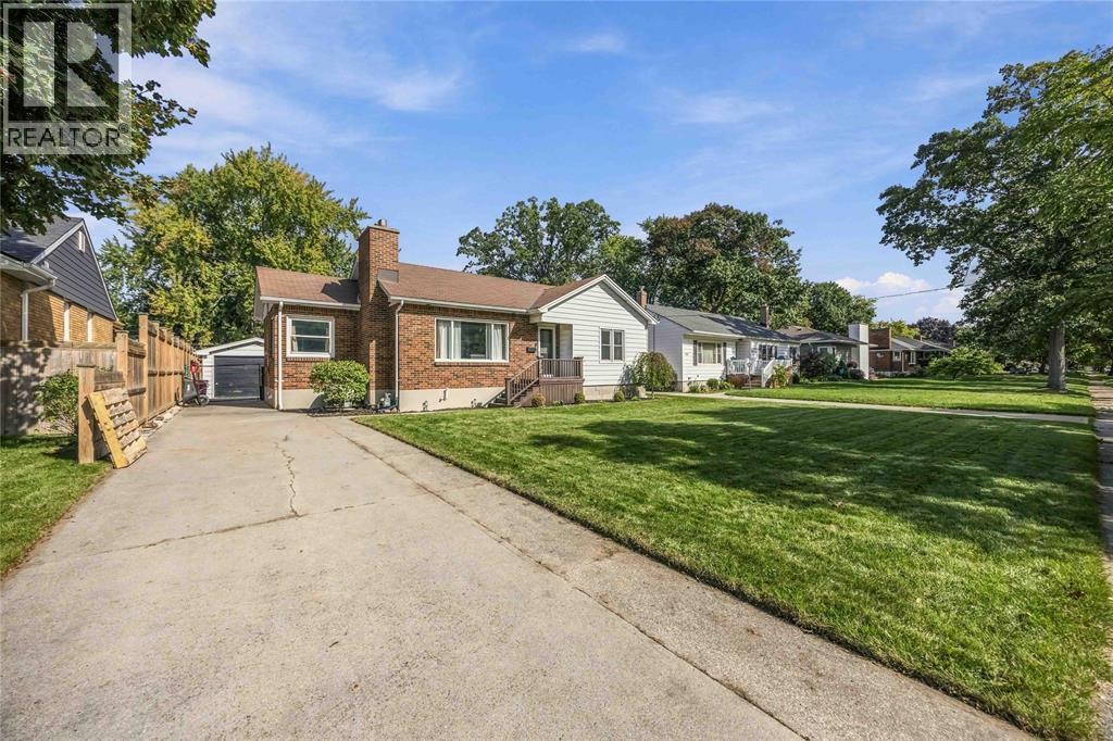 772 KEMSLEY DRIVE, Sarnia, Ontario