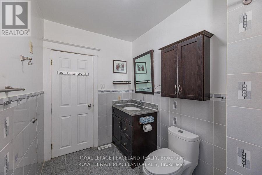 606 Coxwell Avenue, Toronto, Ontario  M4C 3B6 - Photo 14 - E13833632