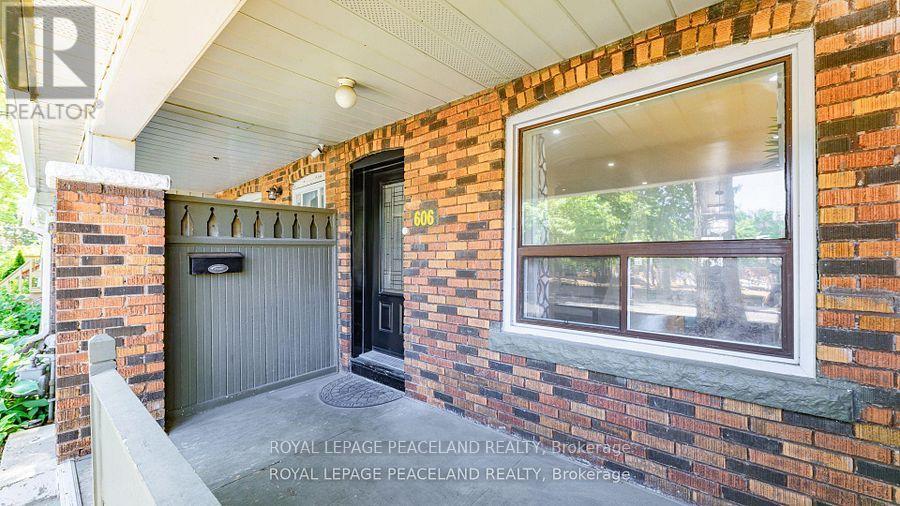 606 Coxwell Avenue, Toronto, Ontario  M4C 3B6 - Photo 3 - E13833632