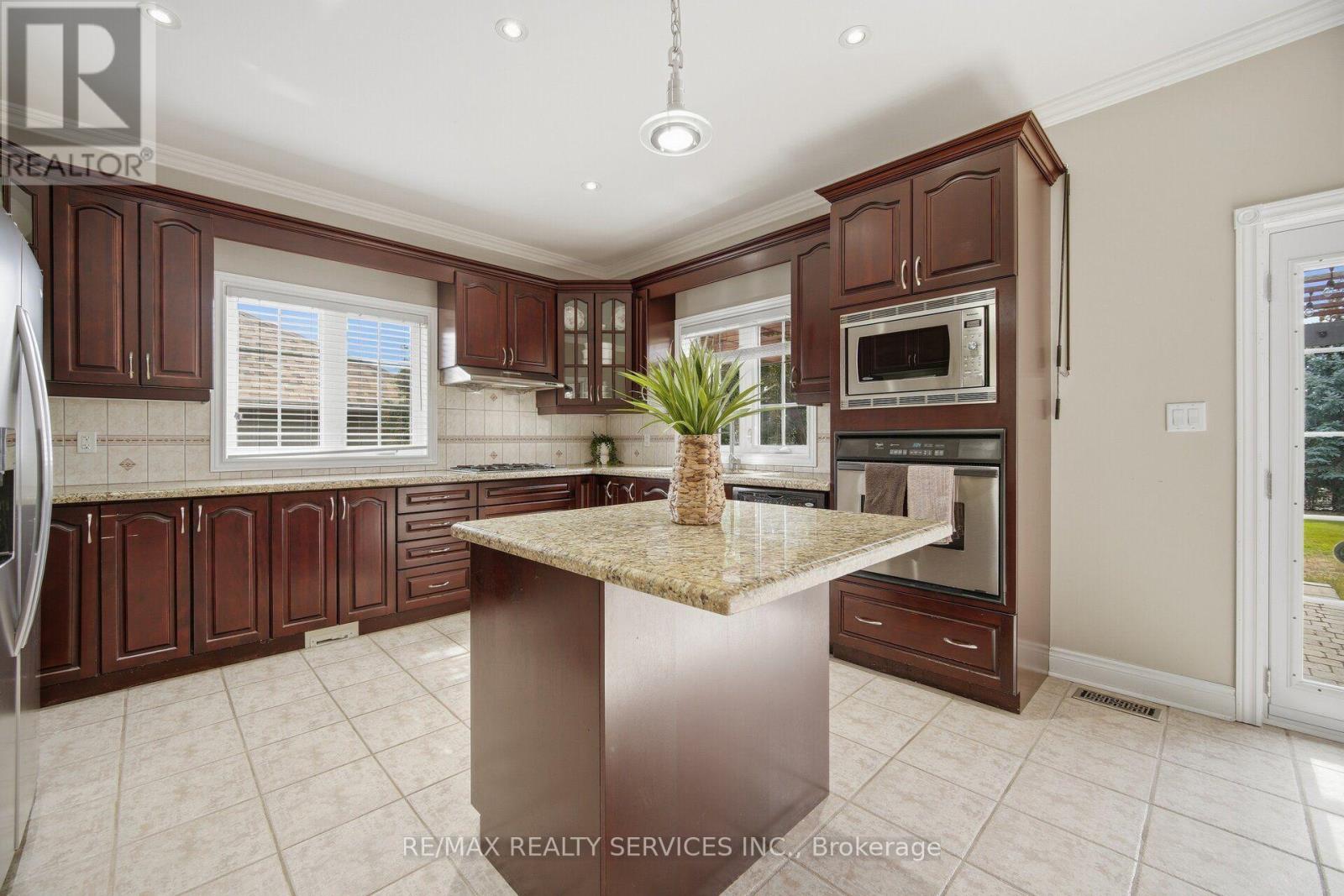 8910 Creditview Road, Brampton, Ontario L6Y 0G4 - Photo 9 - W13833646