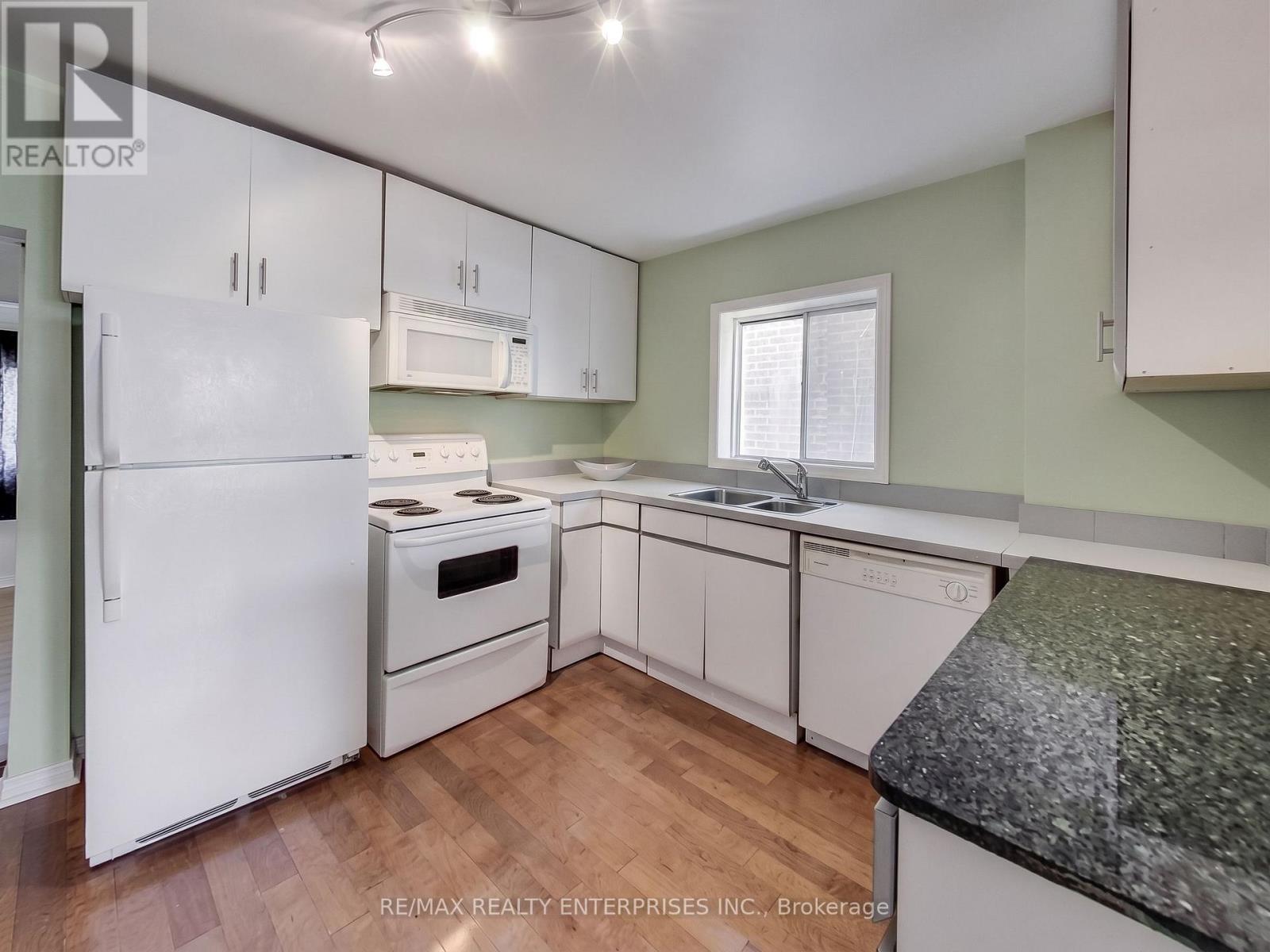39 PENDRITH STREET Toronto (Dovercourt-Wallace Emerson-Junction) Ontario Canada M6G1R6 4