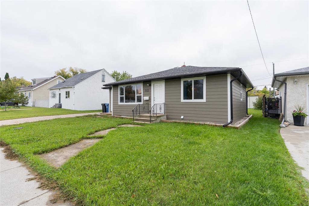512 Country Club Boulevard, Winnipeg, Manitoba  R3K 1B4 - Photo 1 - 202623461