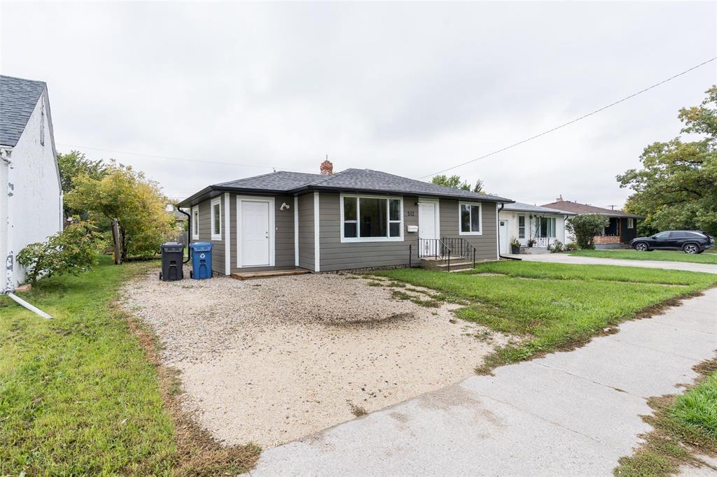 512 Country Club Boulevard, Winnipeg, Manitoba  R3K 1B4 - Photo 2 - 202623461