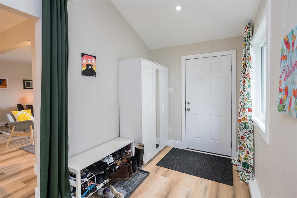 512 Country Club Boulevard, Winnipeg, Manitoba  R3K 1B4 - Photo 3 - 202623461