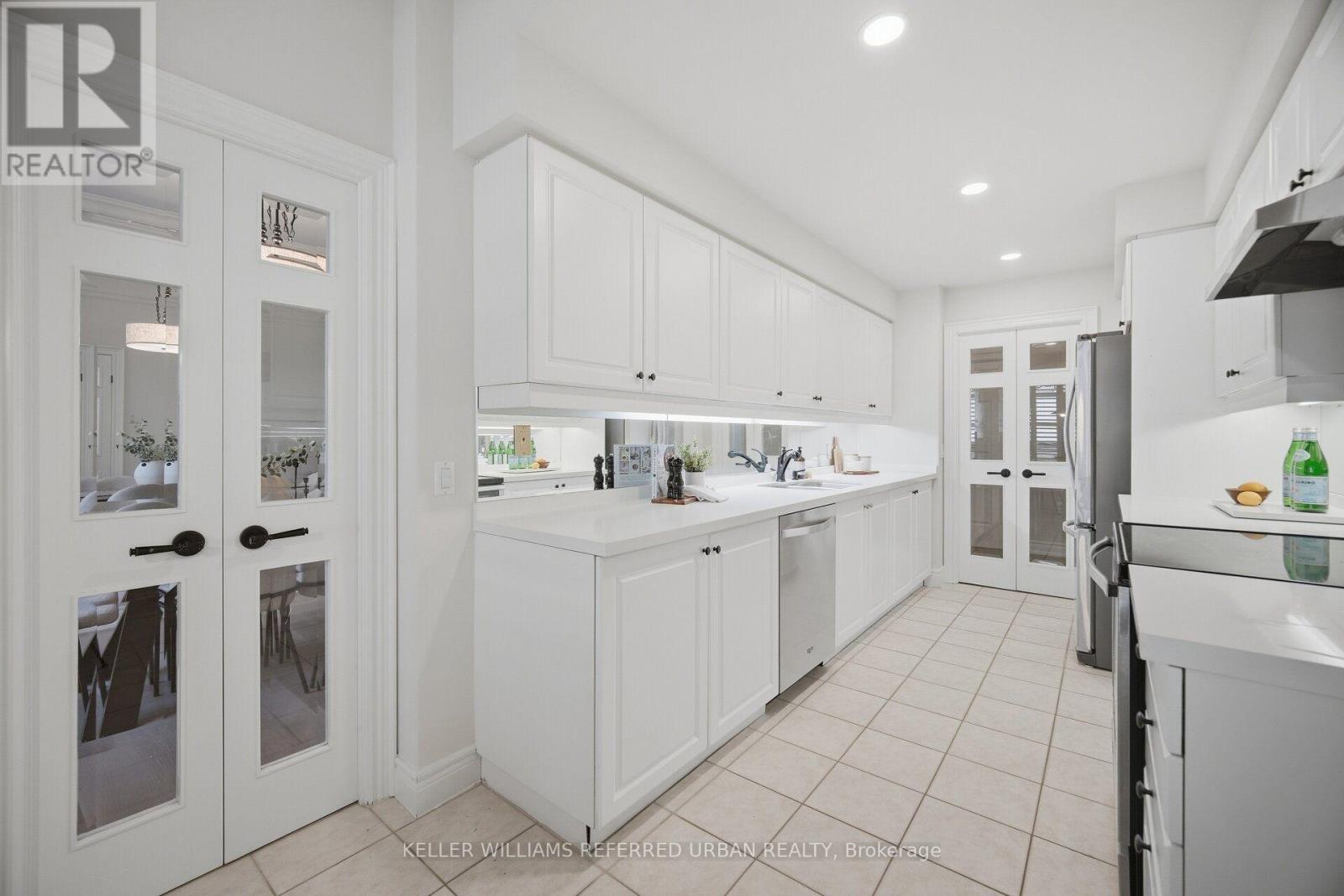 210 - 10 Old Mill Trail, Toronto, Ontario  M8X 2Y9 - Photo 15 - W13833680