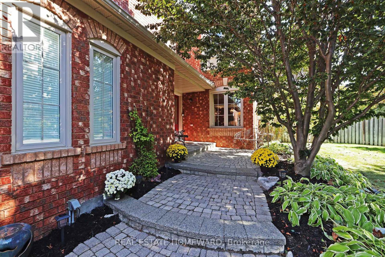 3332 Forrestdale Circle, Mississauga, Ontario  L5N 6X5 - Photo 2 - W13833694