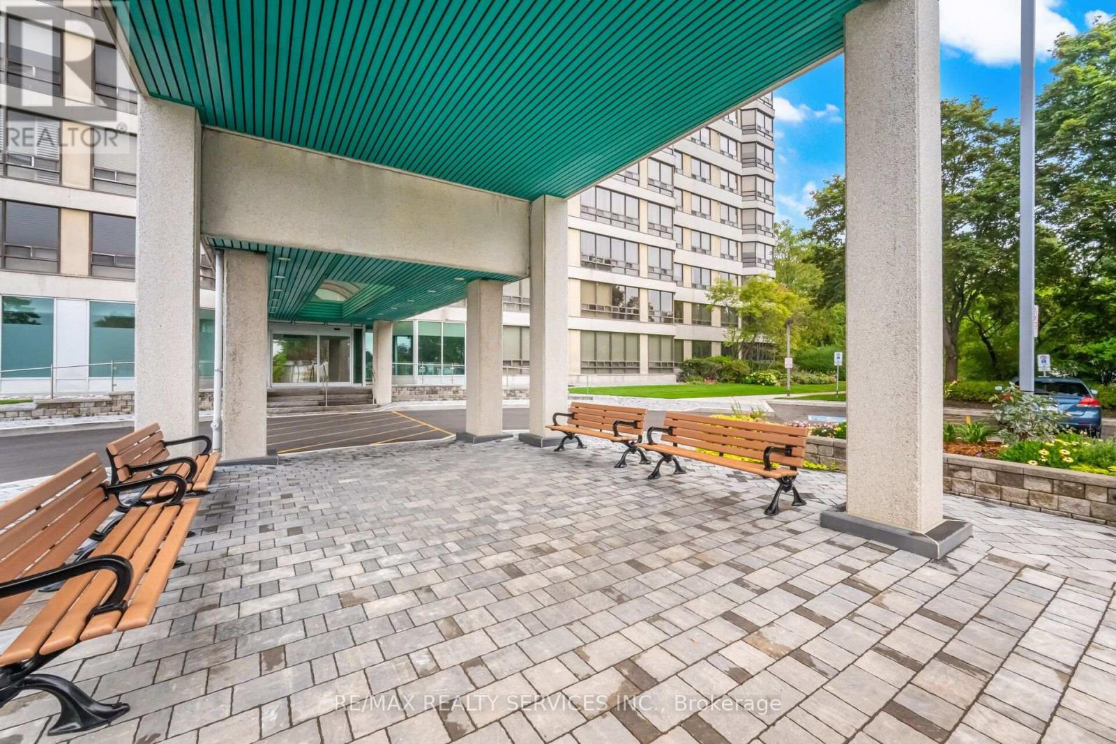 404 - 330 Mill Street S, Brampton, Ontario L6Y 3V3 - Photo 2 - W13833702