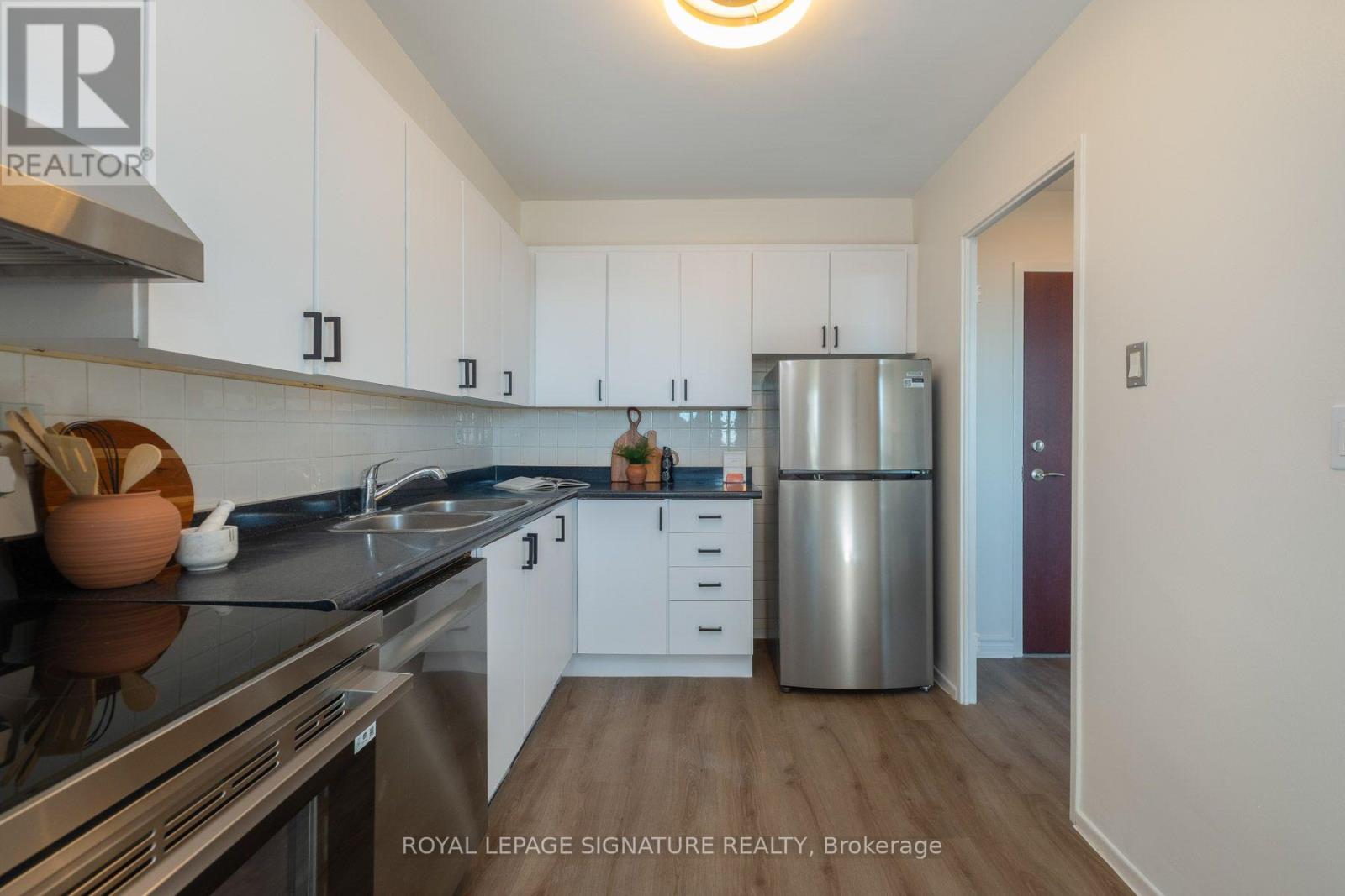 1607 - 360 Ridelle Avenue, Toronto, Ontario  M6B 1K1 - Photo 2 - W13833744