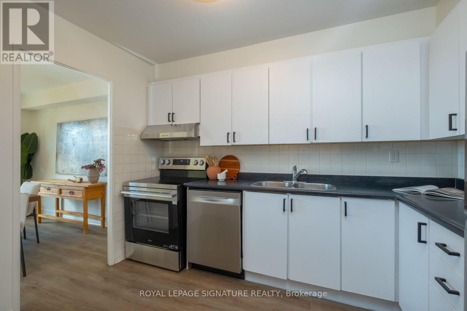 1607 - 360 Ridelle Avenue, Toronto, Ontario  M6B 1K1 - Photo 3 - W13833744