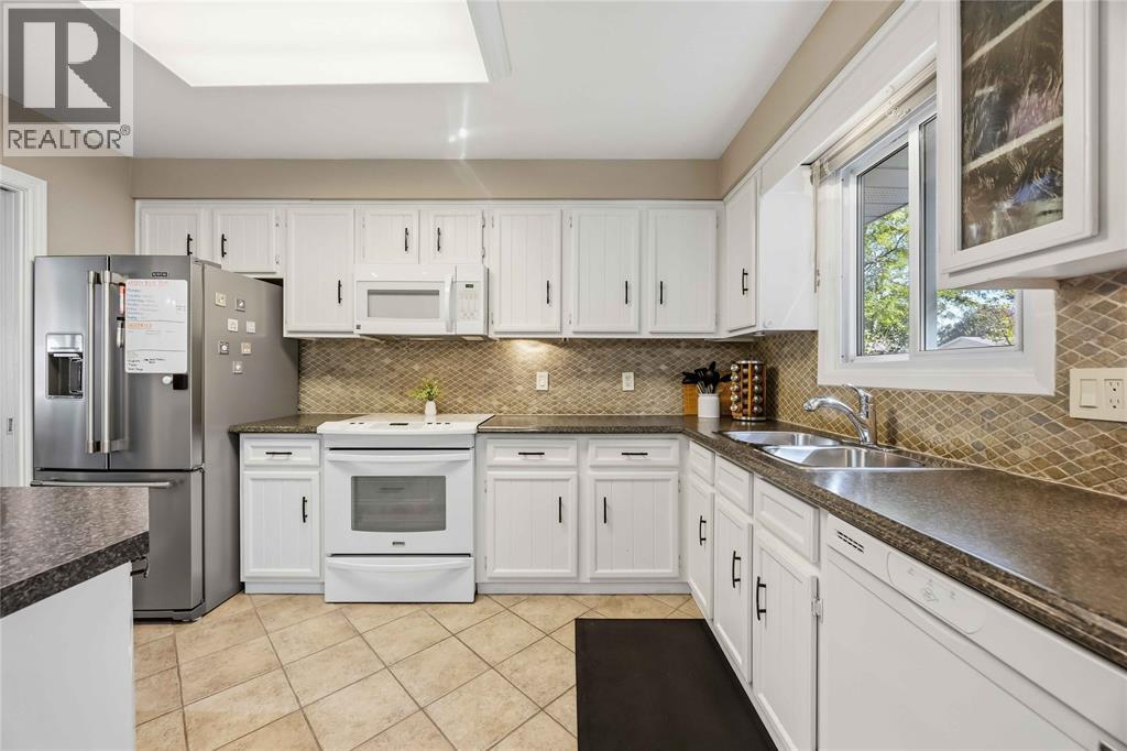 1205 Birkdale CRESCENT Sarnia Ontario Canada N7S5H2 3