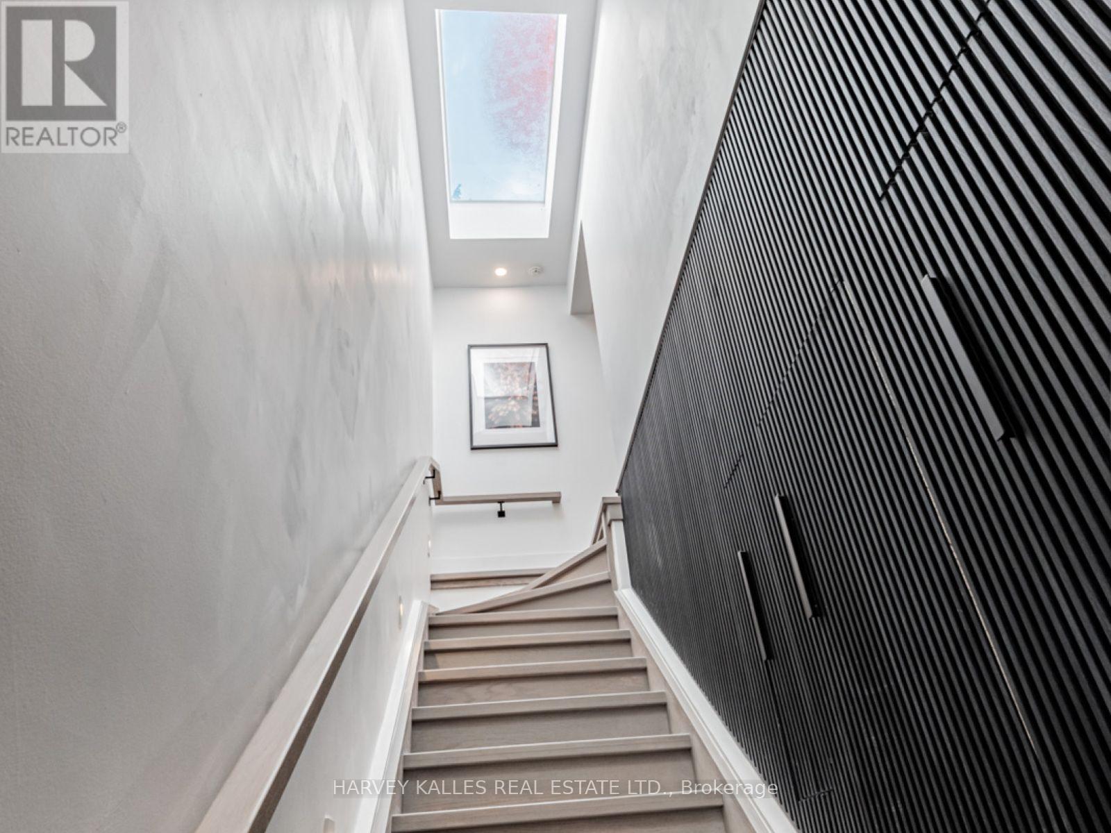 20 Leslie Garden Lane, Toronto, Ontario  M4M 3B4 - Photo 3 - E13734084