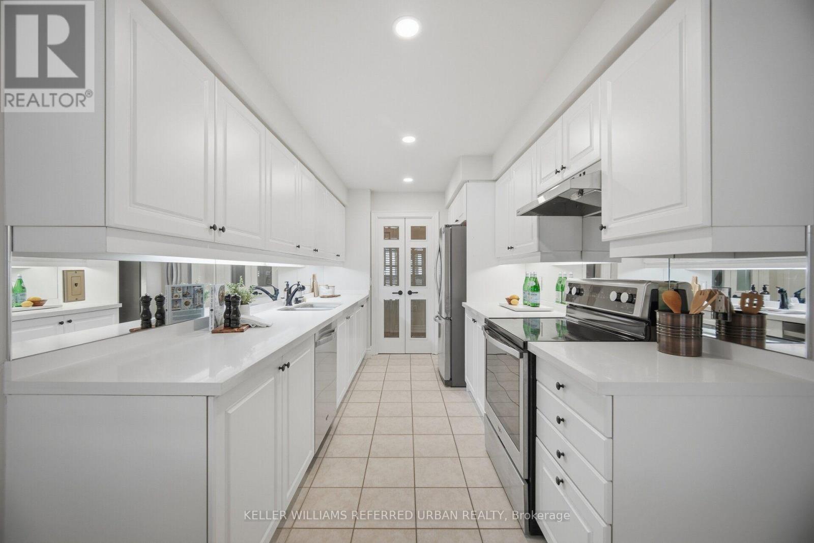 210 - 10 Old Mill Trail, Toronto, Ontario  M8X 2Y9 - Photo 20 - W13833680