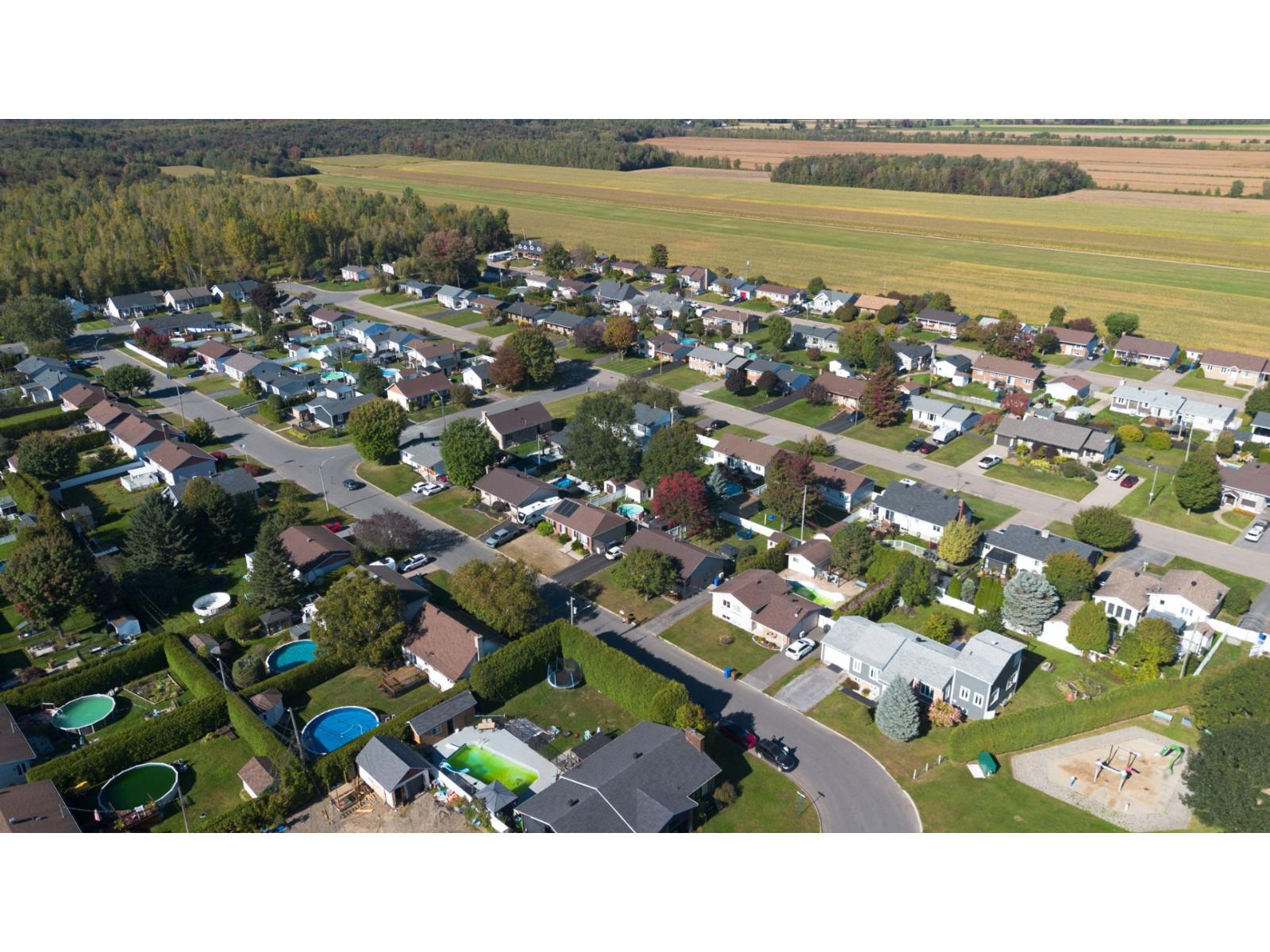 230 Rue des Pensées Trois-Rivières Quebec Canada G8V1C4 4