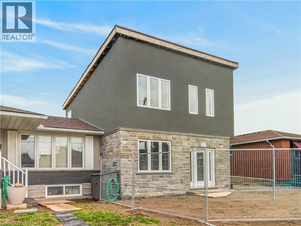 17 VICTOR Boulevard Unit# R