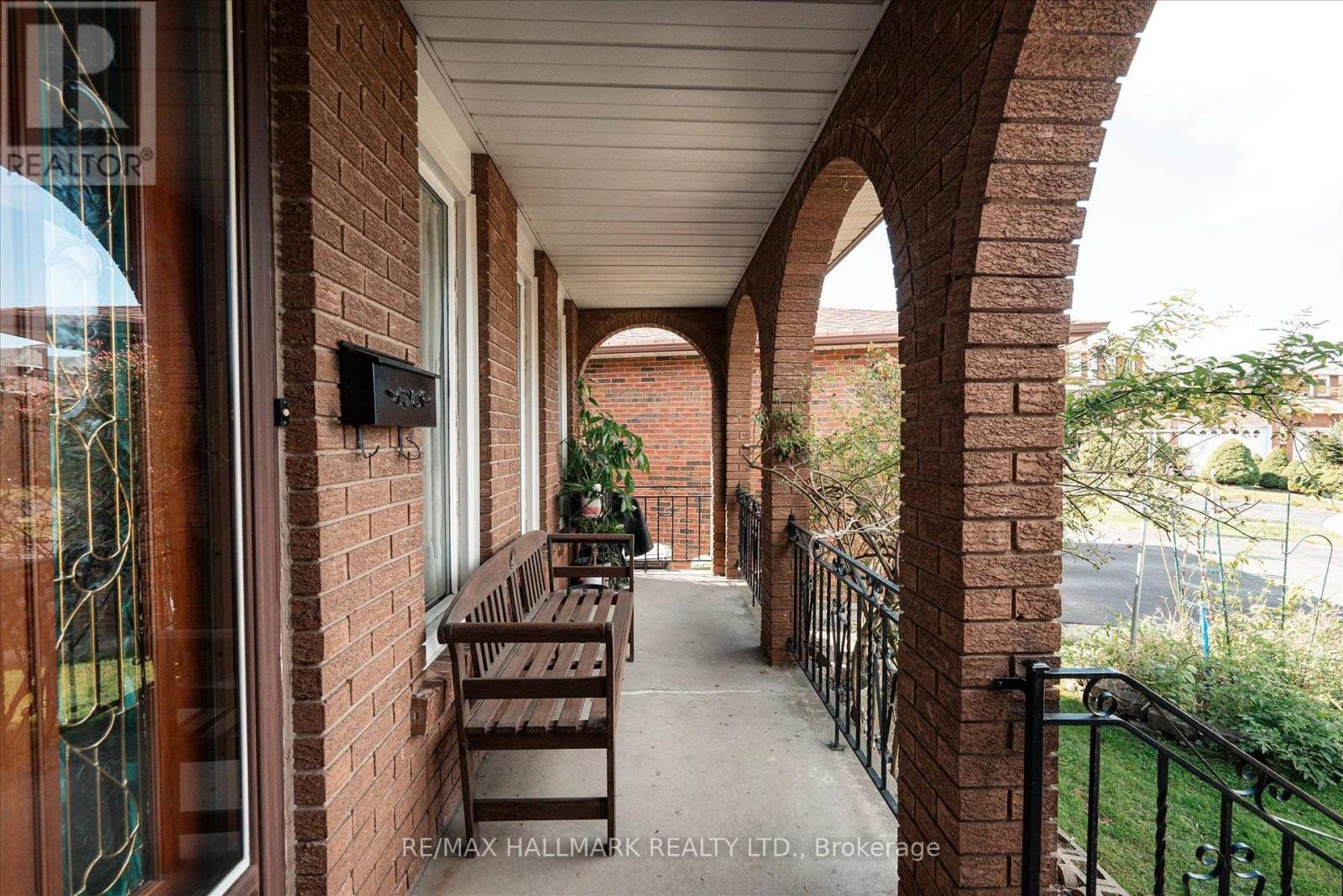 16 Ascolda Boulevard, Toronto, Ontario  M1J 2N7 - Photo 3 - E13833960