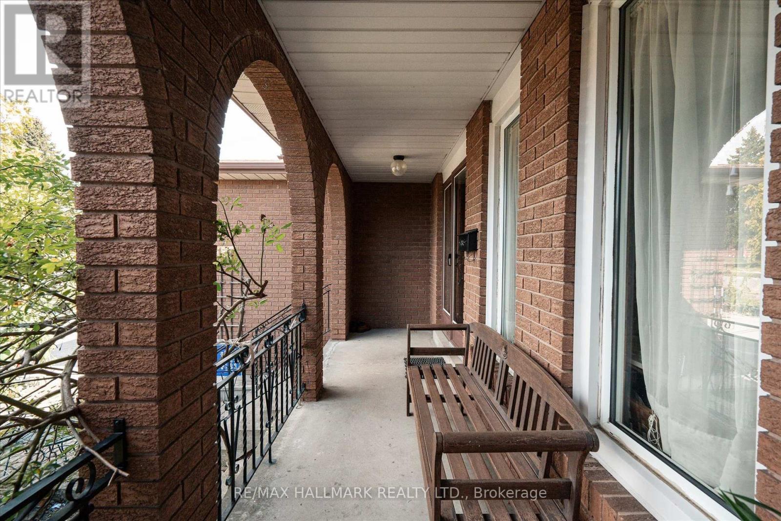 16 Ascolda Boulevard, Toronto, Ontario  M1J 2N7 - Photo 4 - E13833960