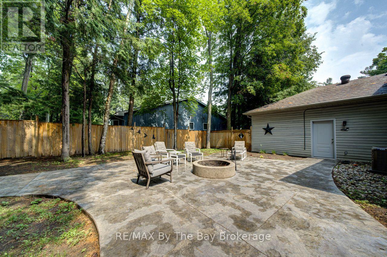22 Downer Crescent, Wasaga Beach, Ontario  L9Z 1C2 - Photo 4 - S13597040