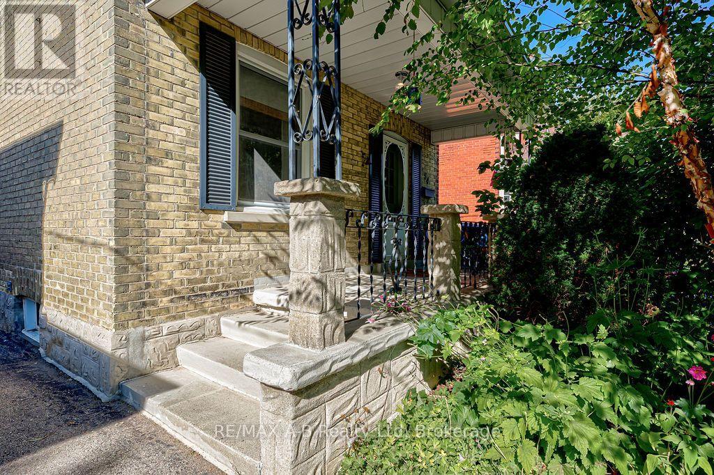 54 Mcnab Street S, Stratford, Ontario  N5A 1Z2 - Photo 1 - X13833574