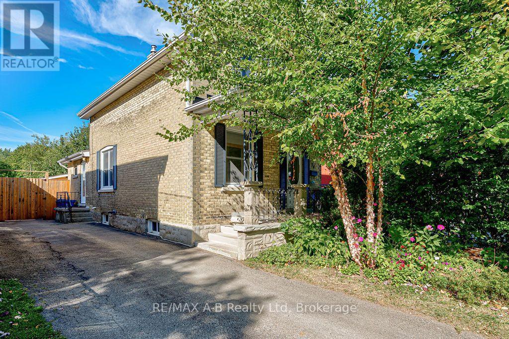 54 Mcnab Street S, Stratford, Ontario  N5A 1Z2 - Photo 3 - X13833574