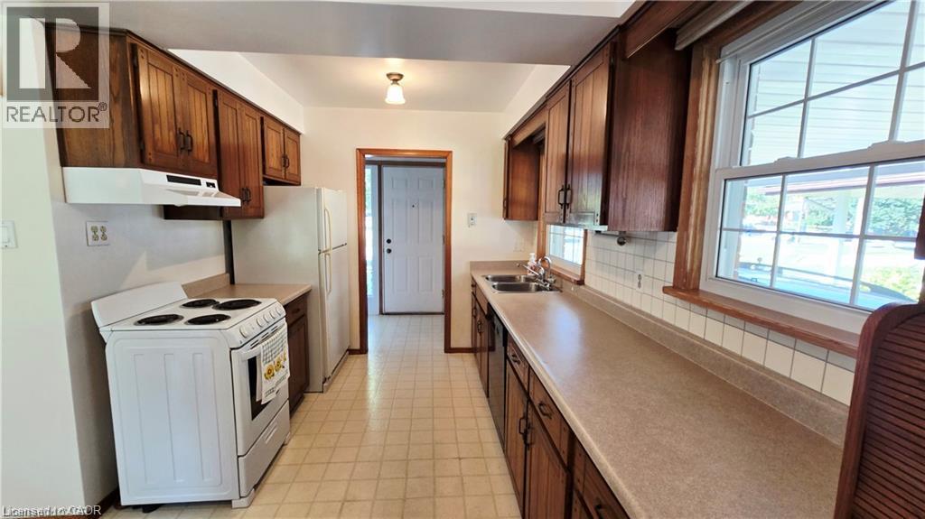 627 Krug Street, Kitchener, Ontario N2B 1L9 - Photo 3 - 40866422