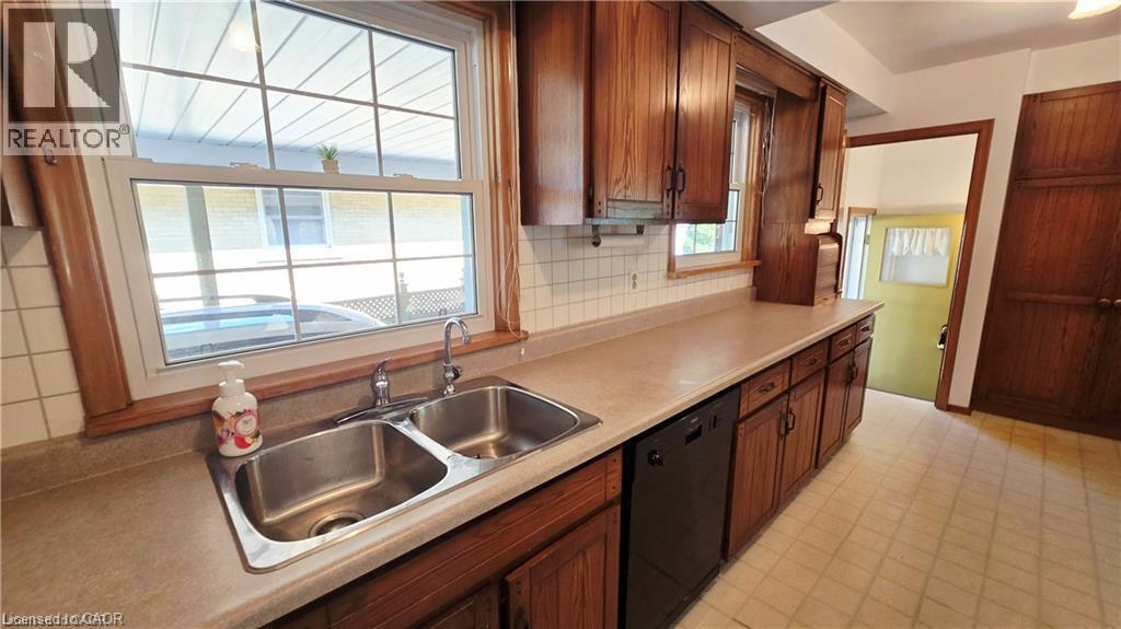 627 Krug Street, Kitchener, Ontario N2B 1L9 - Photo 4 - 40866422