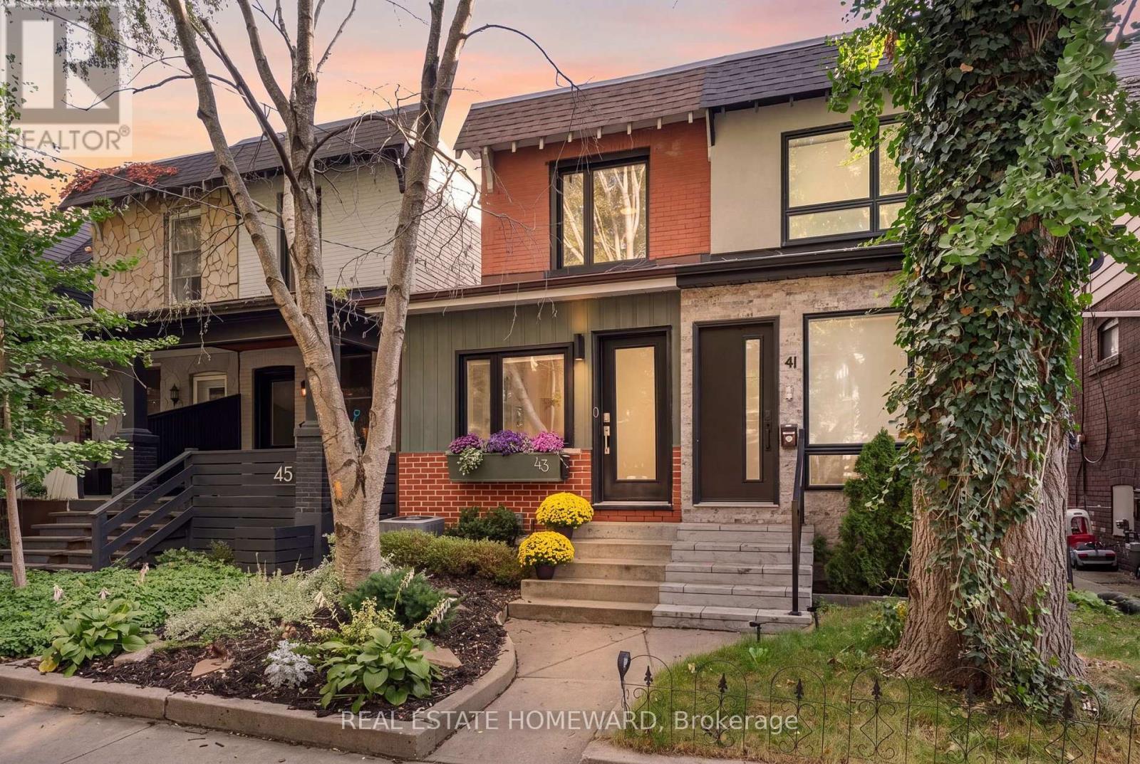 43 Caroline Avenue, Toronto, Ontario  M4M 2X6 - Photo 3 - E13834140