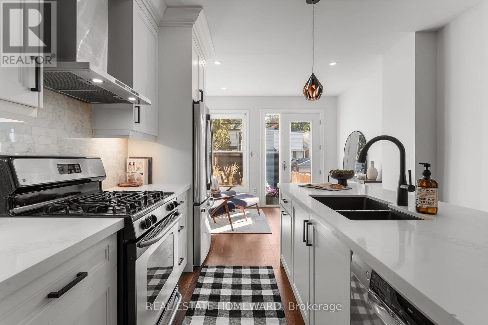 43 Caroline Avenue, Toronto, Ontario  M4M 2X6 - Photo 6 - E13834140