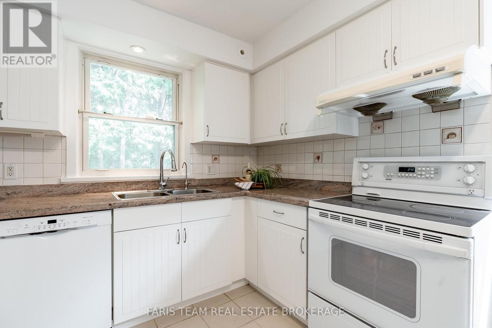 90 Bedford Park Avenue, Richmond Hill, Ontario  L4C 2N8 - Photo 8 - N13777280